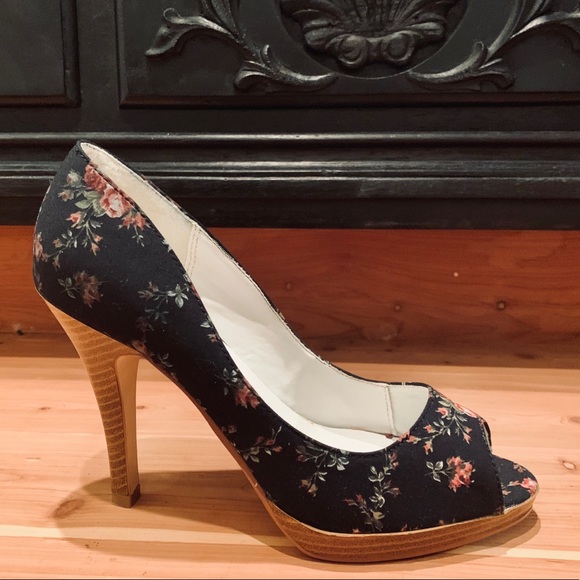 Beautiful Charlotte Russe Black floral heels - Picture 2 of 8